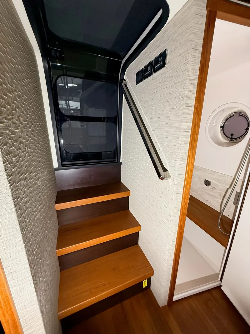 Slide: The Image of Tiara Q44 2017 - 16