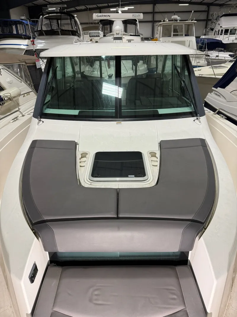 Slide: The Image of Tiara Q44 2017 - 7