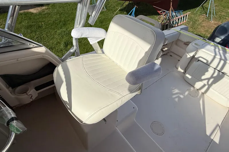Slide: The Image of Captain's chair on 2005 Grady-White Sailfish 282 boat, featuring white upholstery and armrests. - 11