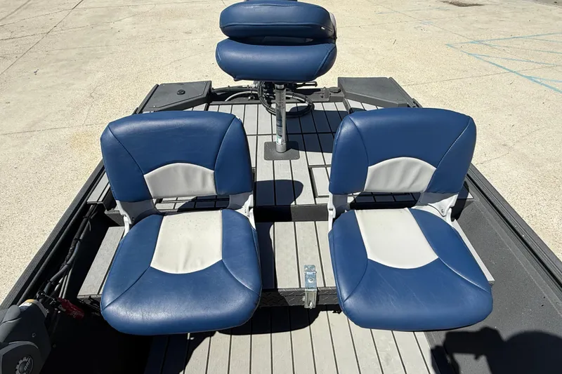 Slide: The Image of 1996 Duracraft 16 SC boat with blue and white seating arrangement. - 10