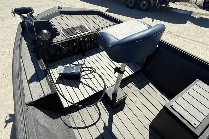 Slide: The Image of 1996 Duracraft 16 SC boat interior with blue seat and control panel. - 8