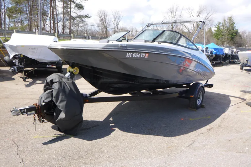 Slide: The Image of 2015 Yamaha Boats SX192 on trailer in outdoor lot. - 3