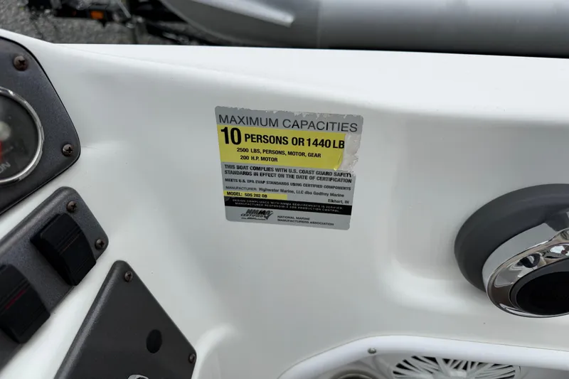 Slide: The Image of Capacity label on 2016 Hurricane SunDeck Sport 202 OB boat, seating 10 people or 1440 lbs. - 14