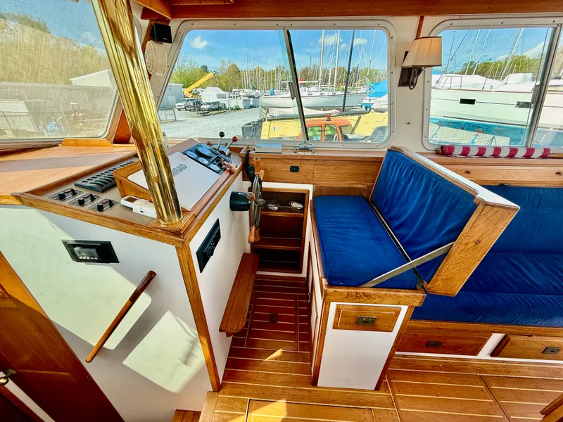 Slide: The Image of Shannon Downeast Custom 36 1993 - 17