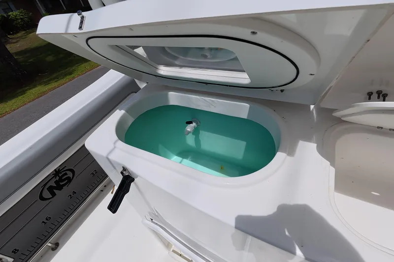 Slide: The Image of Livewell on 2021 NauticStar 28 XS boat, open lid, filled with water. - 9