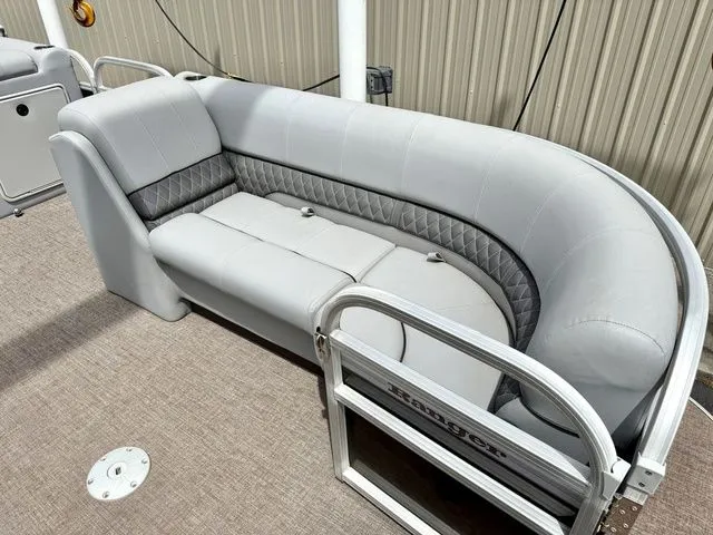 Slide: The Image of Ranger 220C 2020 - 12