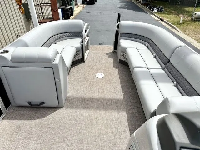 Slide: The Image of Ranger 220C 2020 - 5