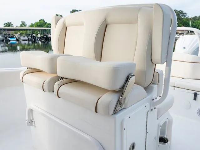 Slide: The Image of Sea Hunt Ultra 235 SE 2026 - 11