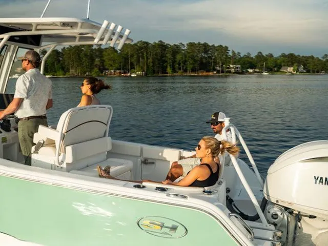 Slide: The Image of Sea Hunt Ultra 235 SE 2026 - 6