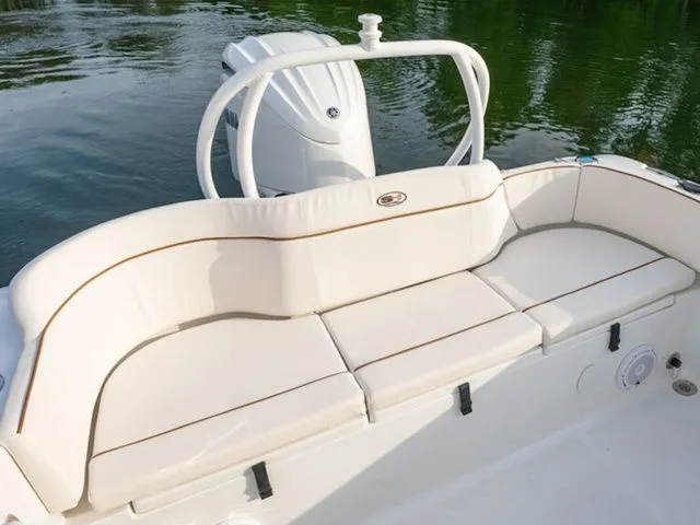 Slide: The Image of Sea Hunt Ultra 235 SE 2026 - 9