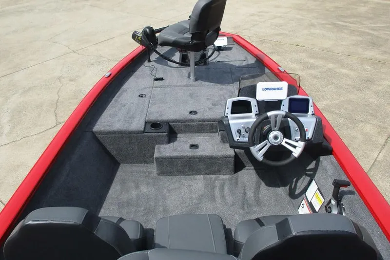 Slide: The Image of Tracker Pro Team 175 2026 - 5