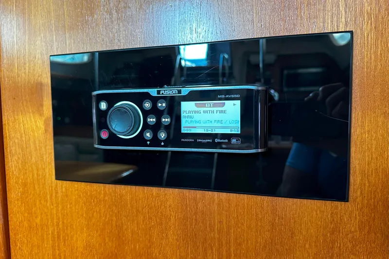Slide: The Image of Fusion MS-AV650 stereo system on 2006 Hunter 45 CC yacht interior. - 46