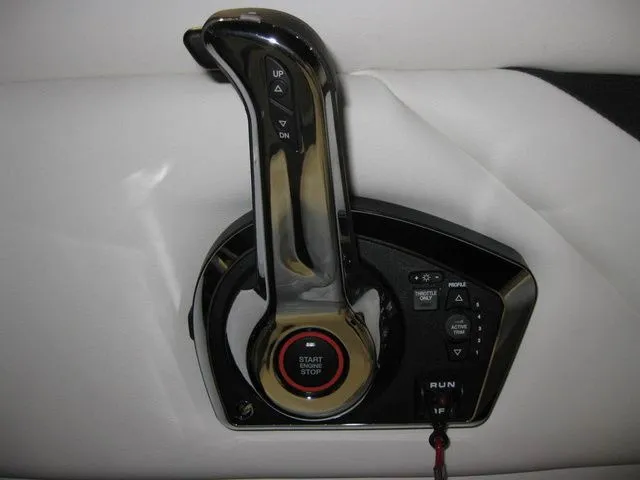 Slide: The Image of Four Winns HD3C OB W/ MERCURY 250XL VERADO 2025 - 32