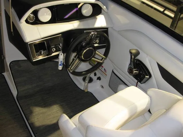 Slide: The Image of Four Winns HD3C OB W/ MERCURY 250XL VERADO 2025 - 8