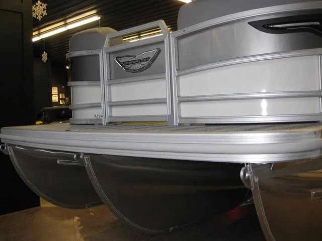 Slide: The Image of Bennington 24MSLSF Tritoon W/200 HP Yamaha Motor 2026 - 4