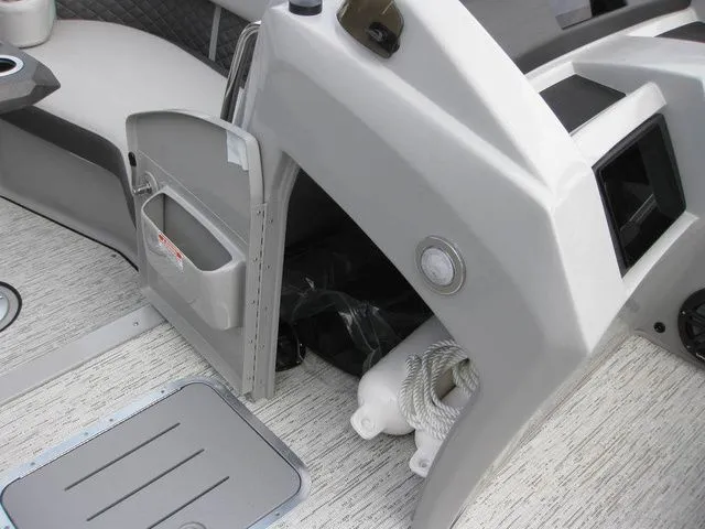 Slide: The Image of Bennington 23LTFBSE W/250 HP YAMAHA OB 2025 - 19