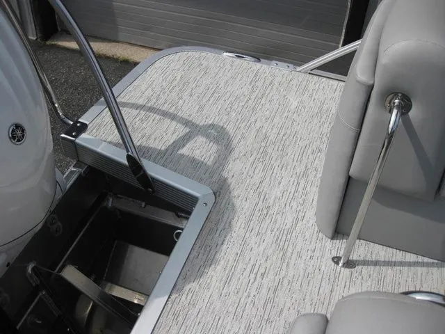 Slide: The Image of Bennington 23LTFBSE W/250 HP YAMAHA OB 2025 - 36