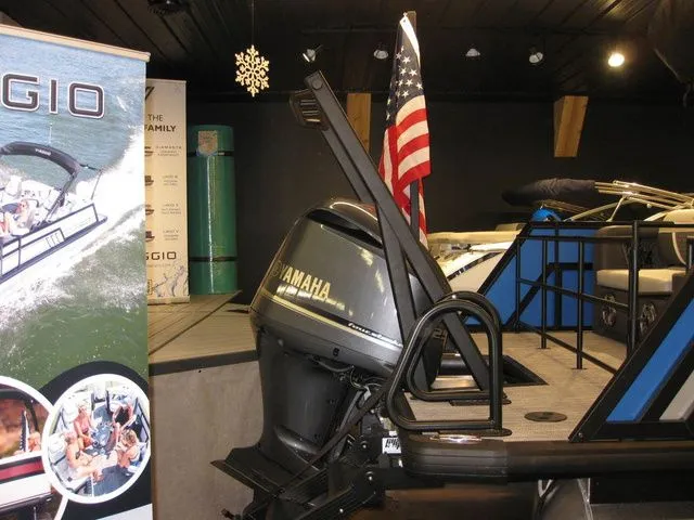 Slide: The Image of Viaggio Z22D TRI-TOON W/ YAMAHA F250XB MOTOR 2026 - 11