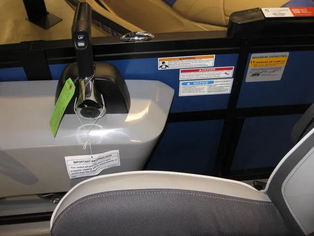 Slide: The Image of Viaggio Z22D TRI-TOON W/ YAMAHA F250XB MOTOR 2026 - 18