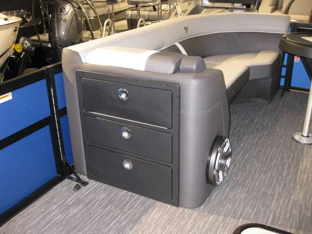 Slide: The Image of Viaggio Z22D TRI-TOON W/ YAMAHA F250XB MOTOR 2026 - 24