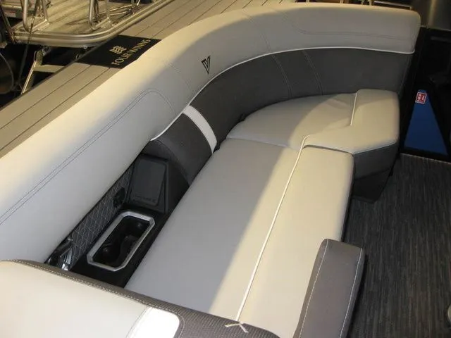 Slide: The Image of Viaggio Z22D TRI-TOON W/ YAMAHA F250XB MOTOR 2026 - 27