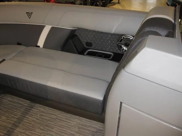 Slide: The Image of Viaggio Z22D TRI-TOON W/ YAMAHA F250XB MOTOR 2026 - 29