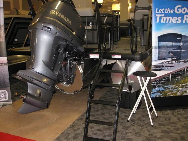 Slide: The Image of Viaggio Z22D TRI-TOON W/ YAMAHA F250XB MOTOR 2026 - 7