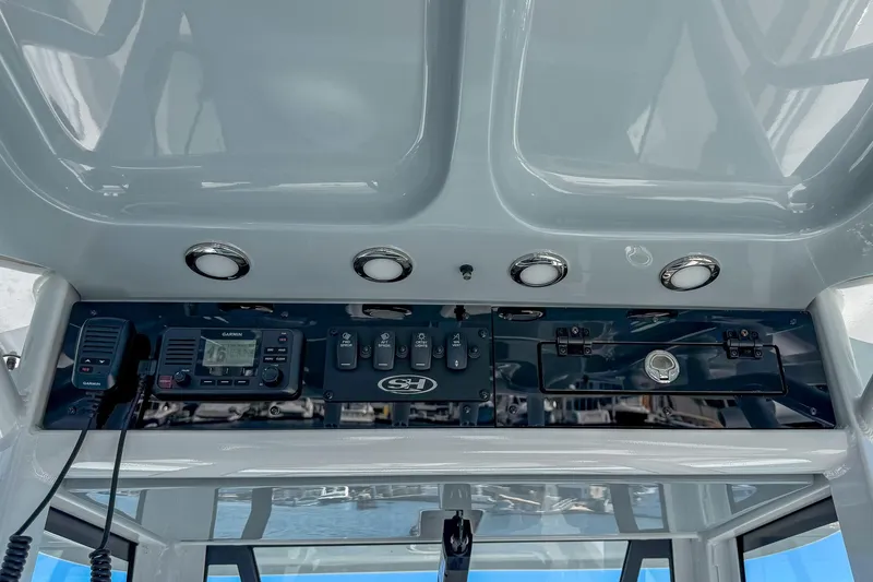 Slide: The Image of Control panel of 2025 Sea Hunt Ultra 275 SE boat with Garmin electronics. - 28