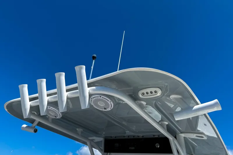 Slide: The Image of Rooftop view of 2025 Sea Hunt Ultra 275 SE boat against clear blue sky. - 29