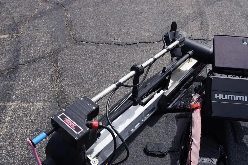 Slide: The Image of 2022 Skeeter ZX225 boat with Minn Kota trolling motor and Humminbird fish finder. - 5