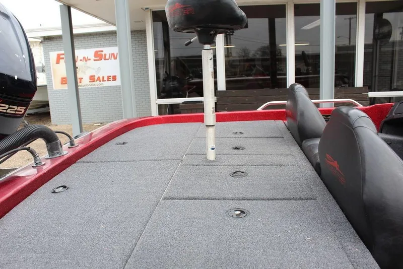 Slide: The Image of 2002 Skeeter ZX225 boat deck with seating at Fun-N-Sun Boat Sales. - 12