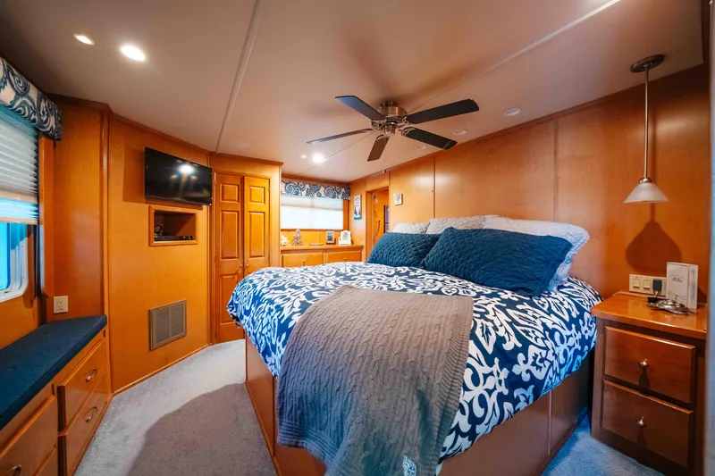 Slide: The Image of Luxurious bedroom in 2009 Horizon 18x85 houseboat with cozy bedding and modern amenities. - 44