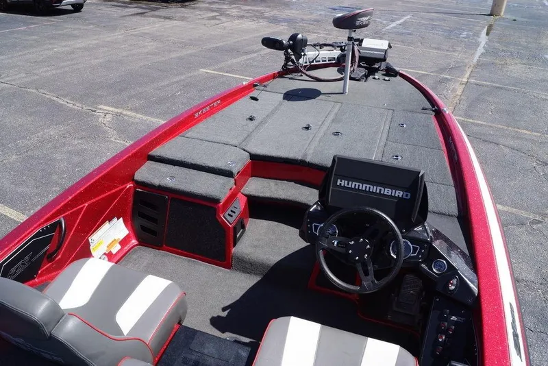 Slide: The Image of 2019 Skeeter ZX250 boat interior with steering wheel and Humminbird electronics. - 15