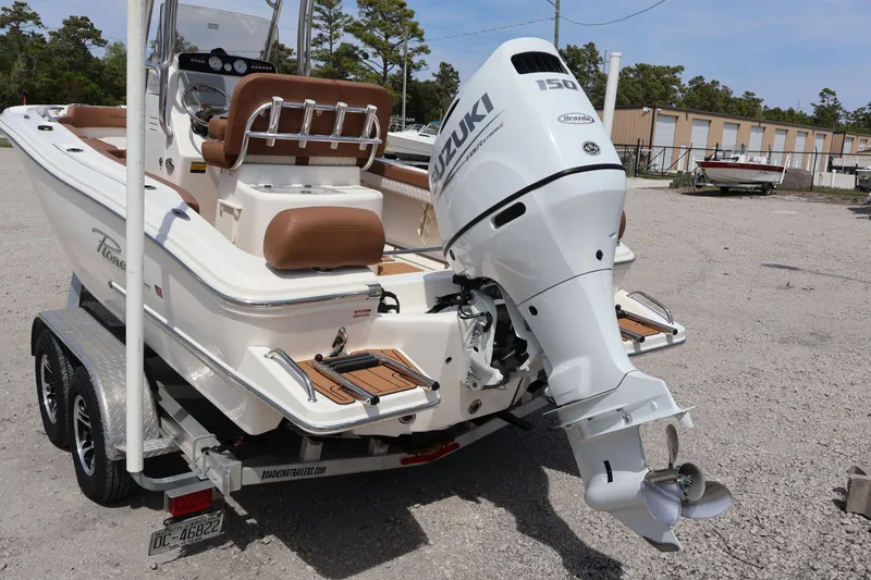 Slide: The Image of Pioneer 202 Sportfish 2024 - 4