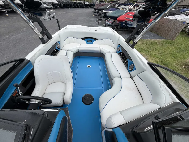 Slide: The Image of Malibu Wakesetter 23 LSV 2010 - 7