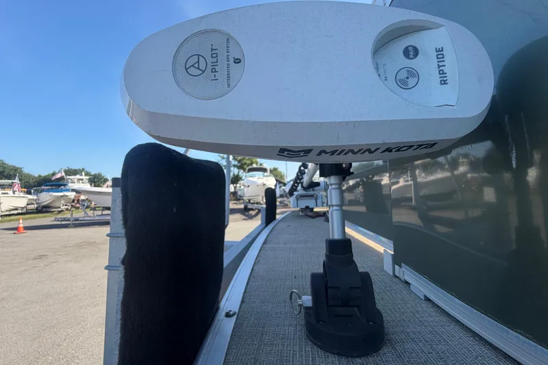Slide: The Image of 2023 Tahoe Pontoon GT 2385 RF with Minn Kota i-Pilot trolling motor. - 17