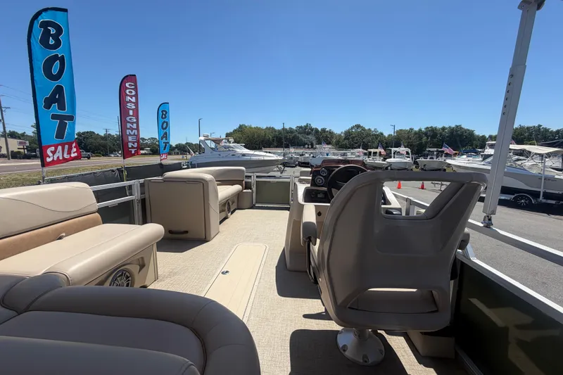 Slide: The Image of Interior of 2023 Tahoe Pontoon GT 2385 RF at a boat sale. - 40