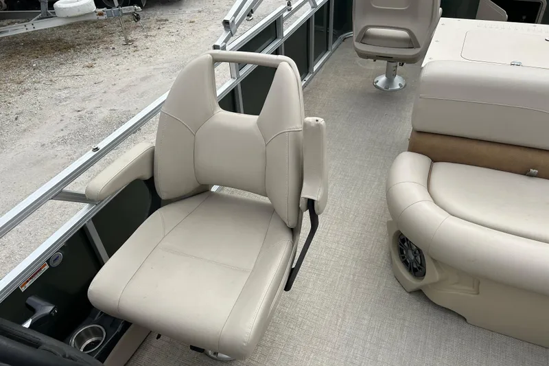 Slide: The Image of Suzuki outboard motor on 2023 Tahoe Pontoon GT 2385 RF. - 7