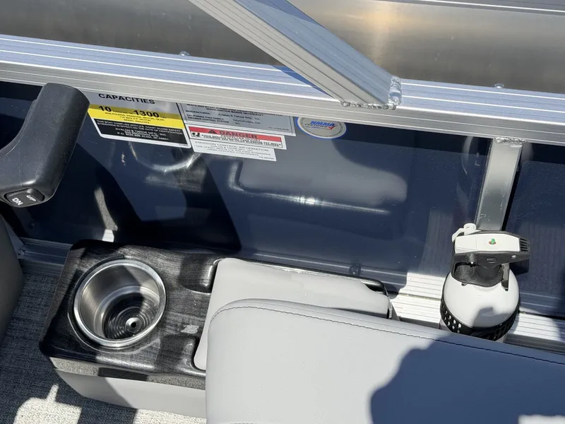 Slide: The Image of Avalon VLS 21 QUAD LOUNGER-90HP 2026 - 5