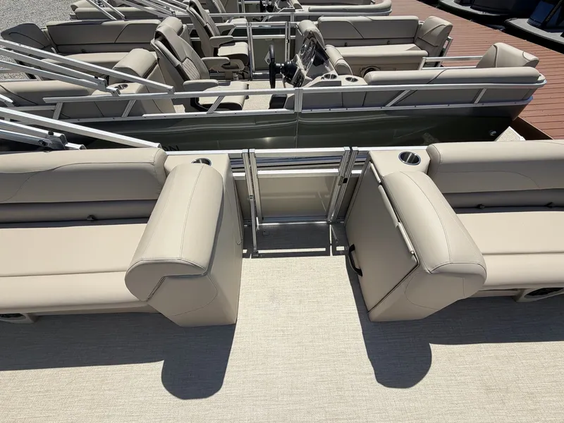 Slide: The Image of Avalon VLS 21 QUAD LOUNGER-90HP 2026 - 4