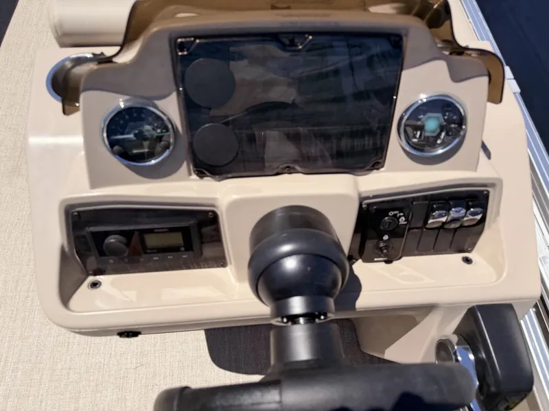 Slide: The Image of Avalon VLS 21 QUAD LOUNGER-90HP 2026 - 6