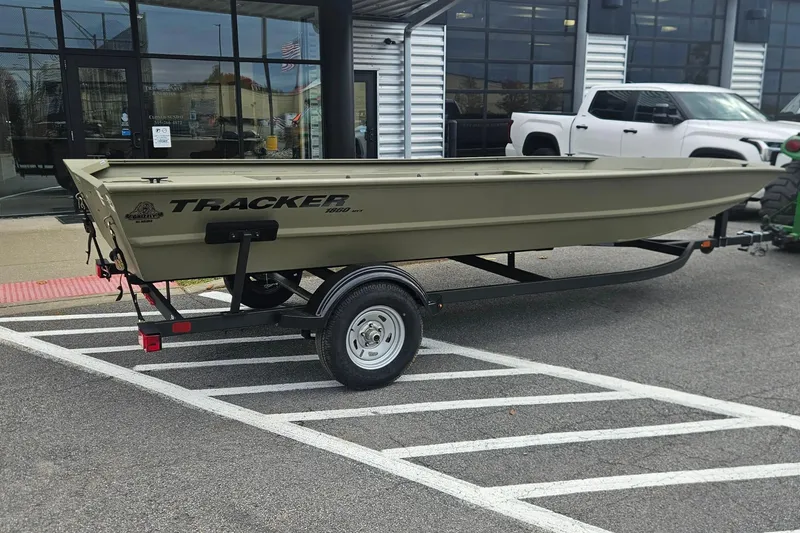 Slide: The Image of Tracker GRIZZLY® 1860 UTILITY 2026 - 3