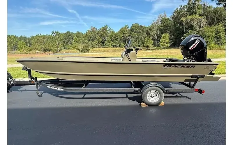 The Image of Tracker Grizzly 2072 CC 2026 - 1