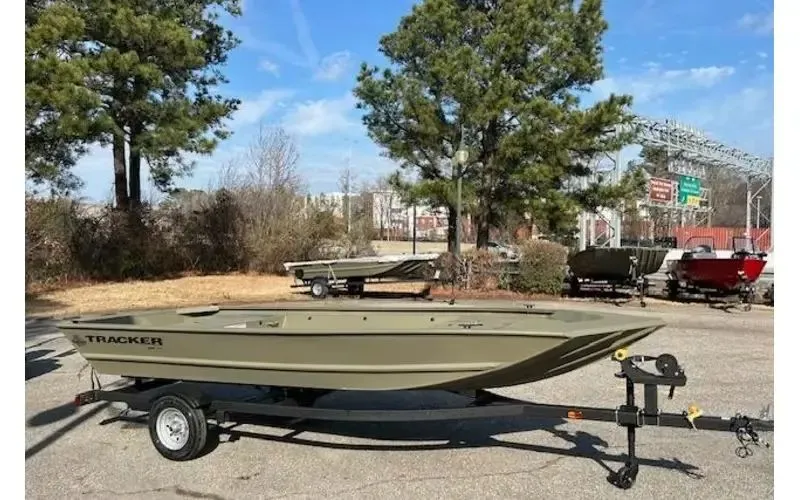 Slide: The Image of Tracker Grizzly 1648 Utility 2026 - 9