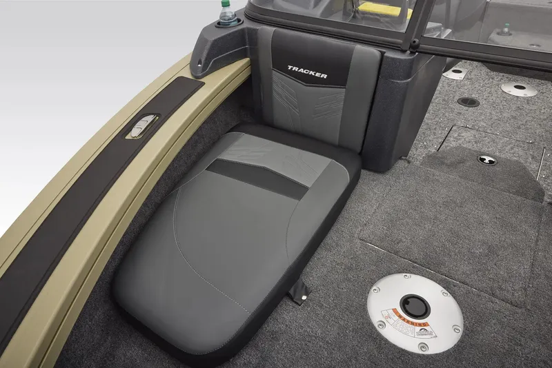 Slide: The Image of Tracker Targa V-18 Combo 2026 - 9