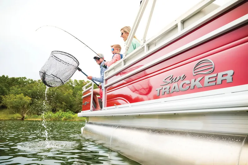 Slide: The Image of Sun Tracker Fishin' Barge 22 XP3 2026 - 9