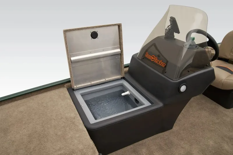 Slide: The Image of Tracker Bass Tracker Classic Limited 2026 - 8