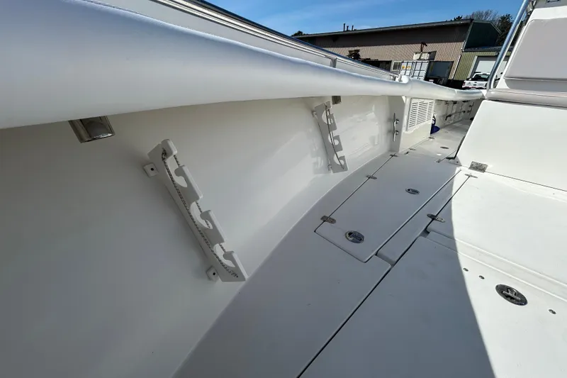Slide: The Image of 2006 Albin 26 Center Console boat interior with storage compartments and rod holders. - 23
