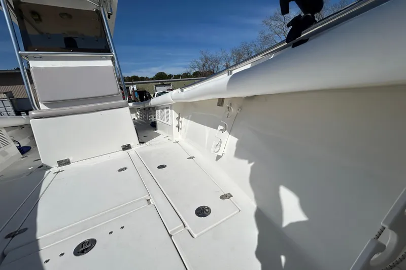 Slide: The Image of 2006 Albin 26 Center Console boat interior, featuring spacious deck and storage compartments. - 24