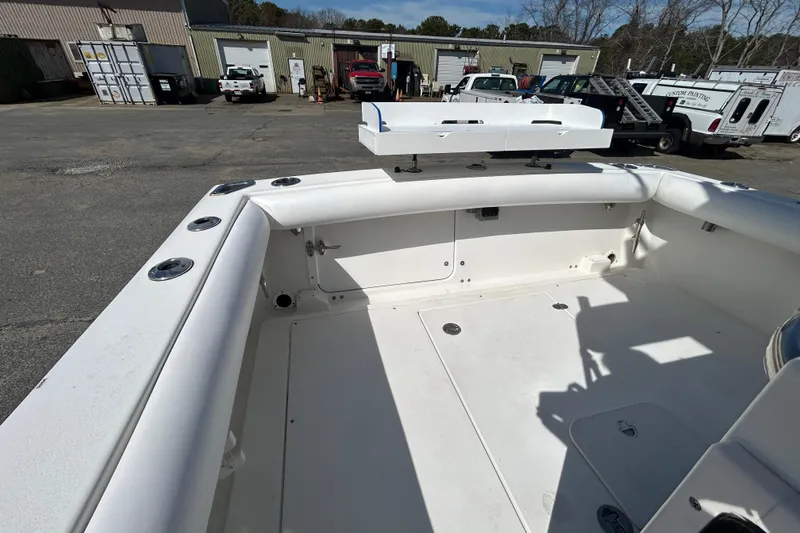 Slide: The Image of 2006 Albin 26 Center Console boat interior with spacious deck and rod holders. - 29